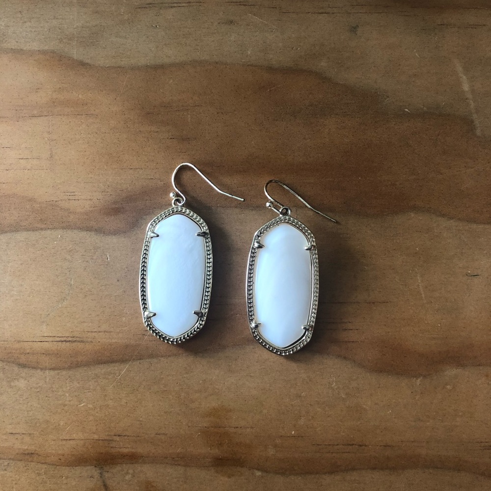 KENDRA SCOTT OVAL EARRINGS WHITE AND GOLD